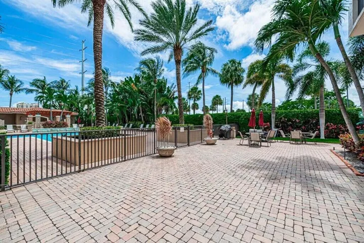 1112 Pool - BBQ area