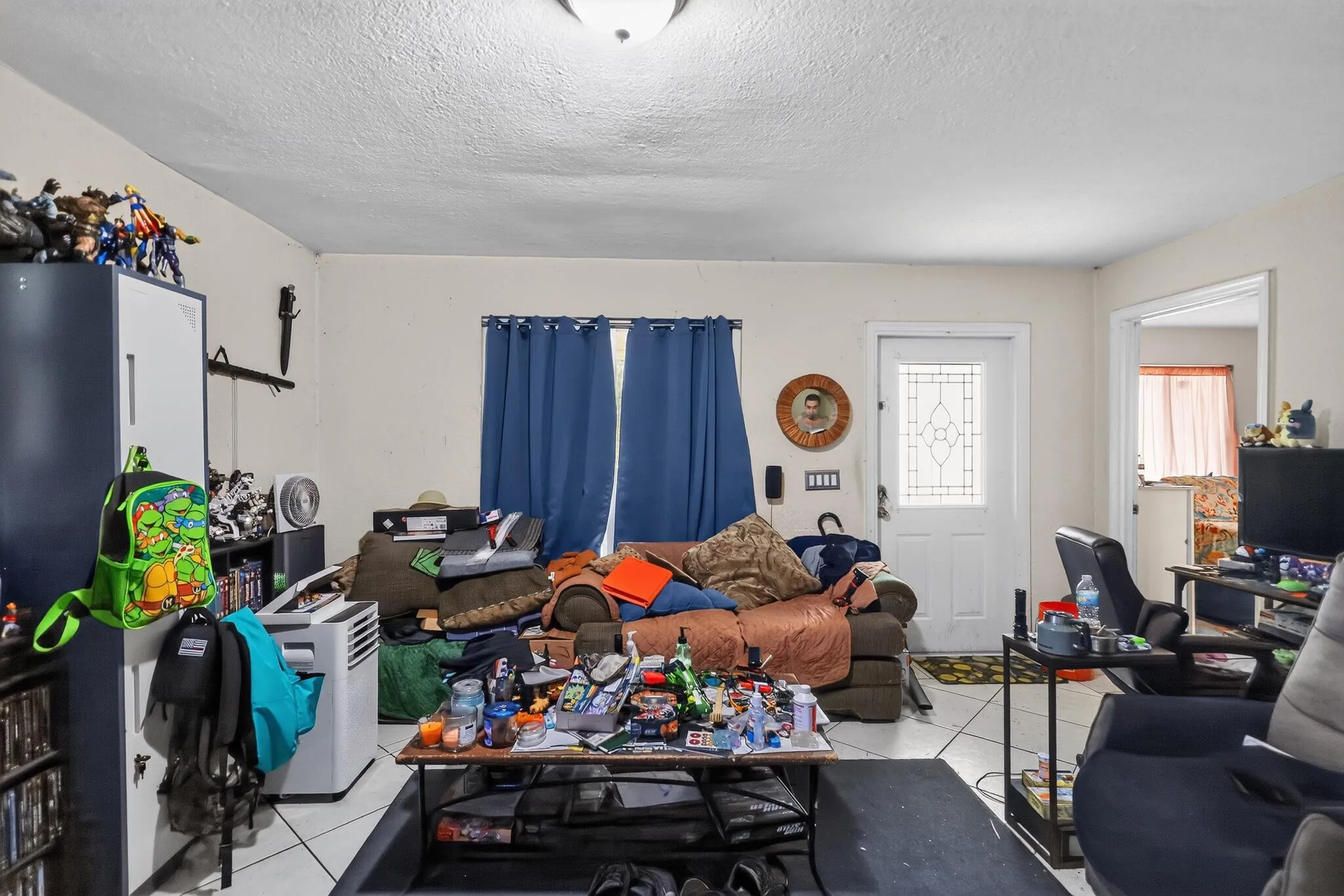 09_16393_Mayfair_Dr_E-Living_room-9640