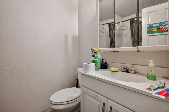 27_16393_Mayfair_Dr_E-Bathroom-9657