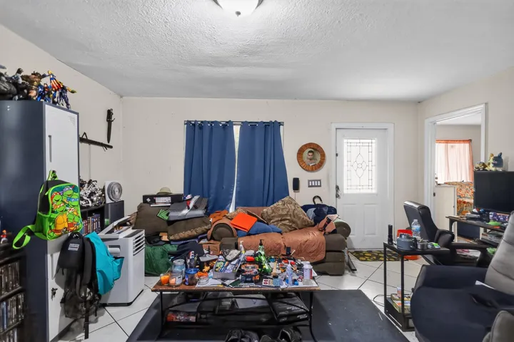 09_16393_Mayfair_Dr_E-Living_room-9640