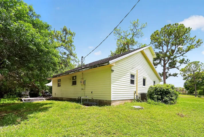 05_16393_Mayfair_Dr_E-Exterior-9637