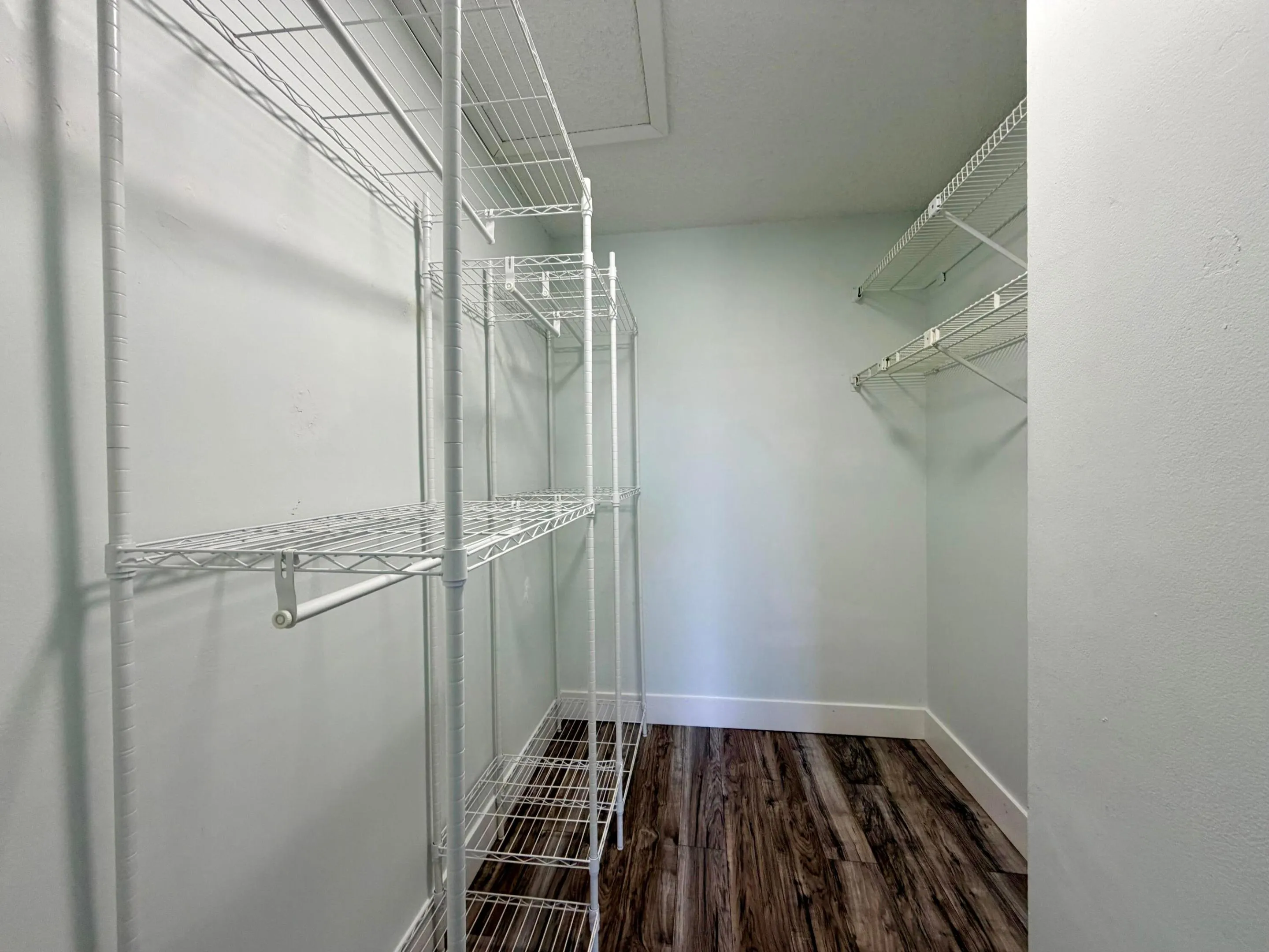 WALKING CLOSET