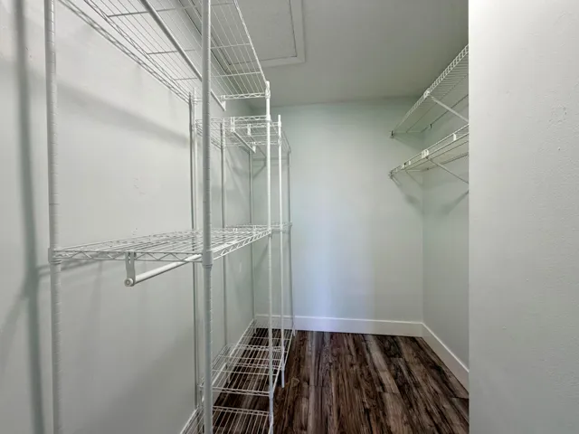 WALKING CLOSET