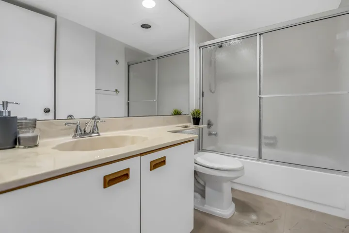 SECOND FULL BATHROOM