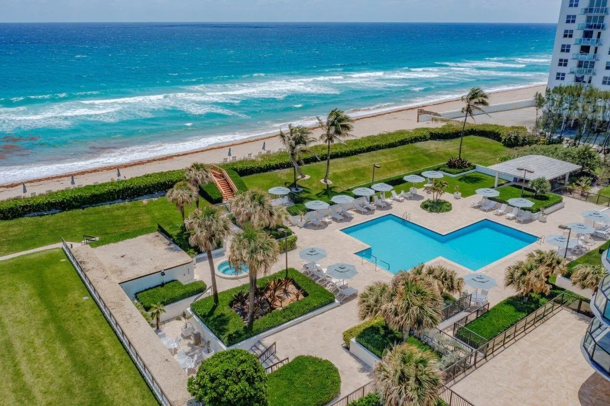 Pool meets ocean