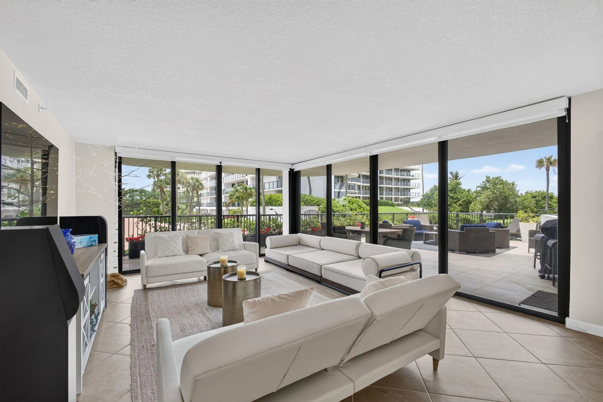 Living Room onto Lanai