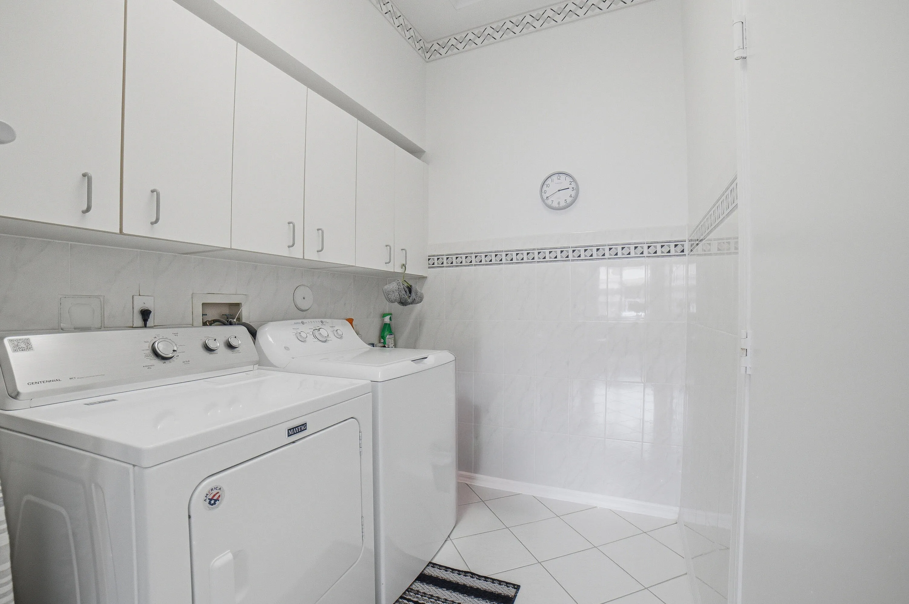 LAUNDRY ROOM WITH SINK