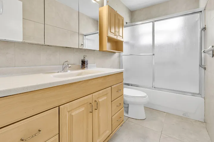 BATHROOM 1