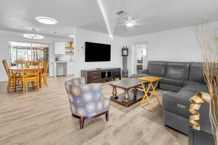 LIVINGROOM