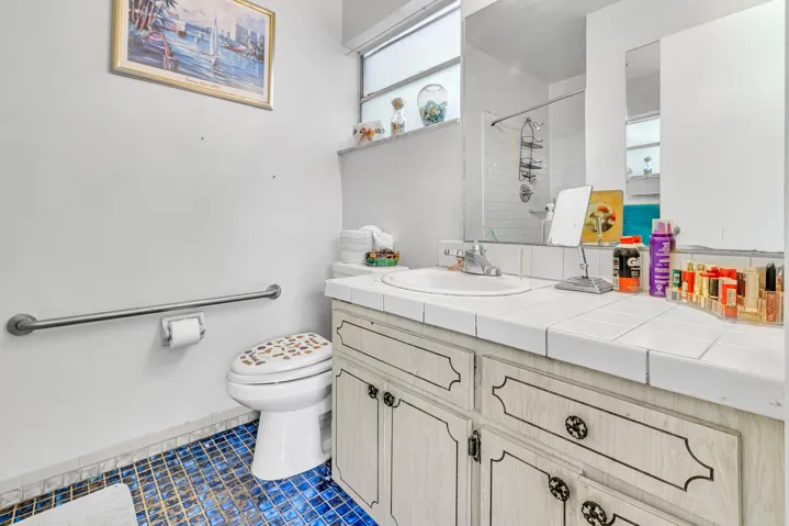 BATHROOM 2