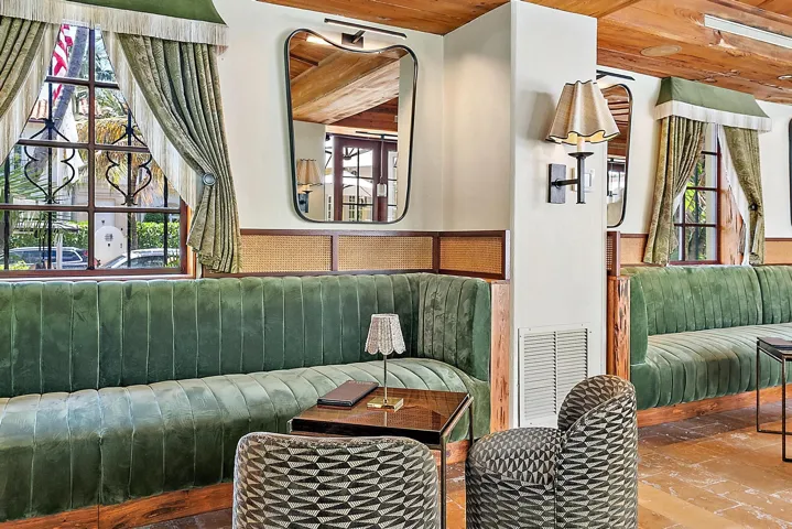 Cocktail lounge