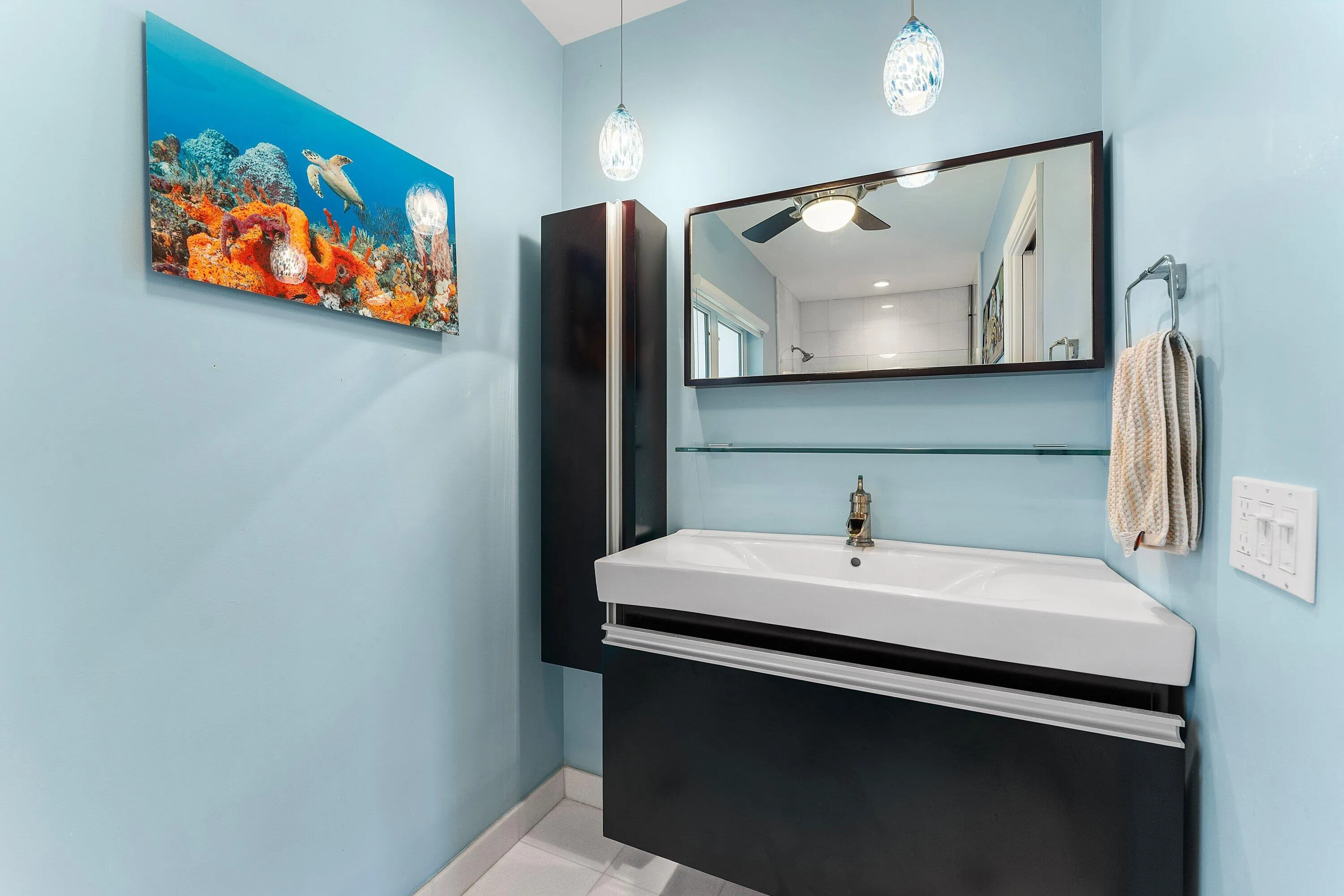 Guest Bedroom bath-en suite