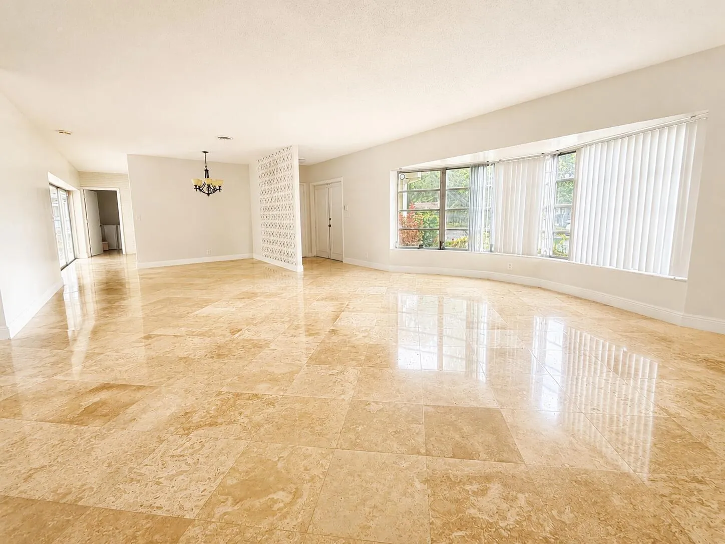 461 SW 54th Living Entrance