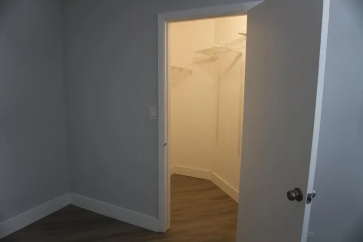 Master Walk-In