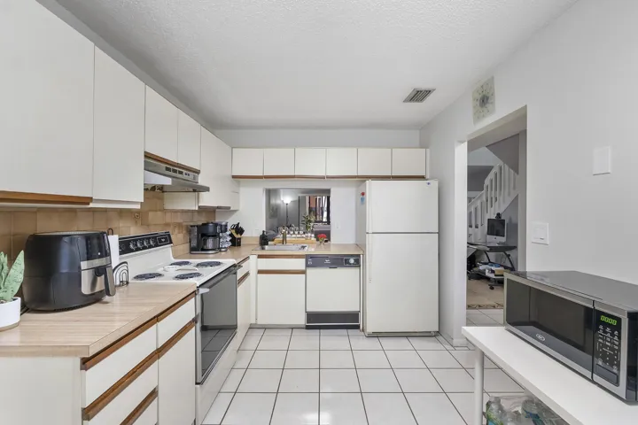 4393 Carambola Cir N_010