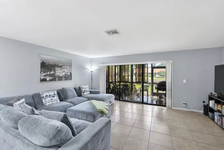 4393 Carambola Cir N_003