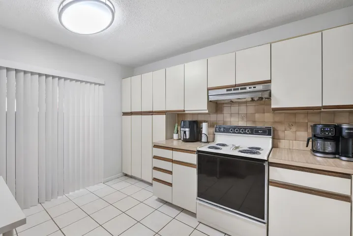 4393 Carambola Cir N_009
