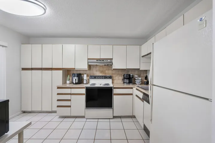 4393 Carambola Cir N_008