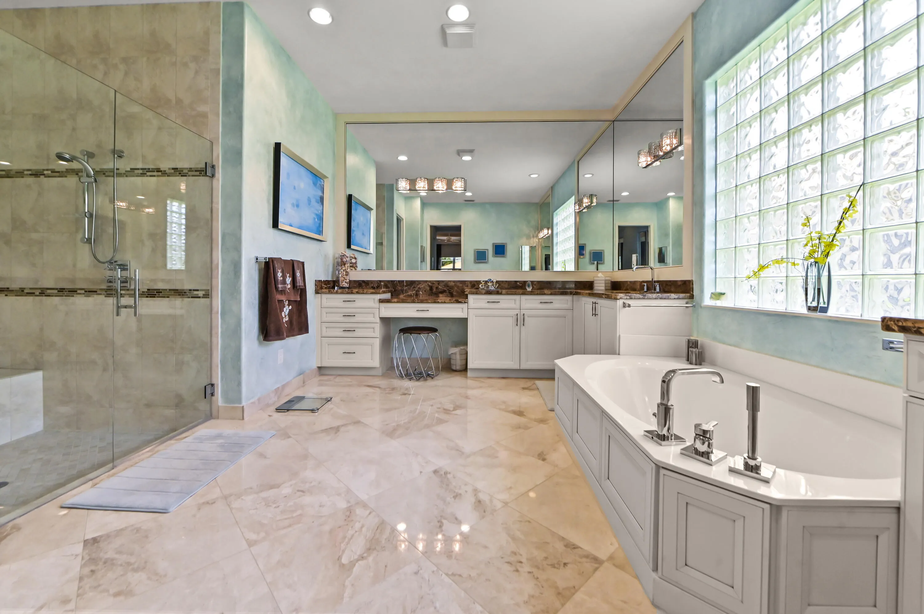 37 Bathroom 02