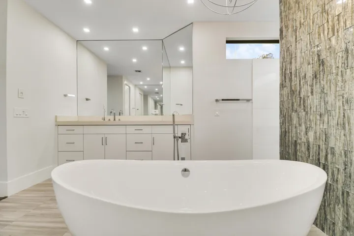 Primary Spa Like Tub and Bath