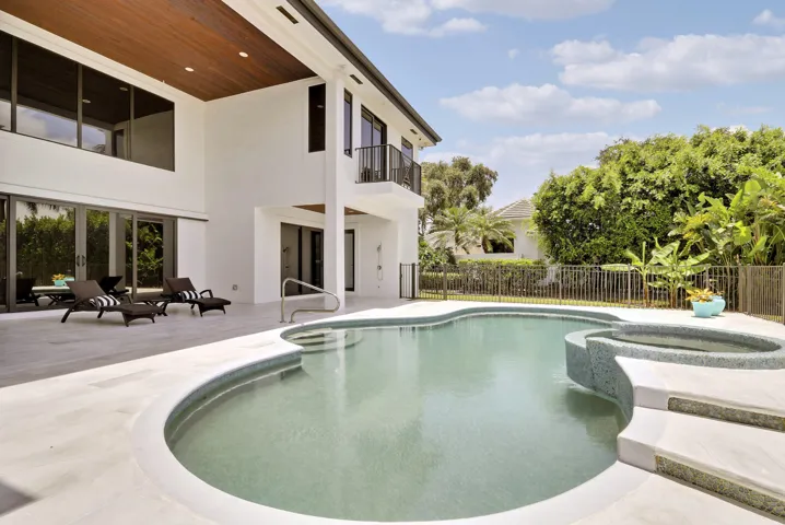 Pool, Spa and Lounge Area
