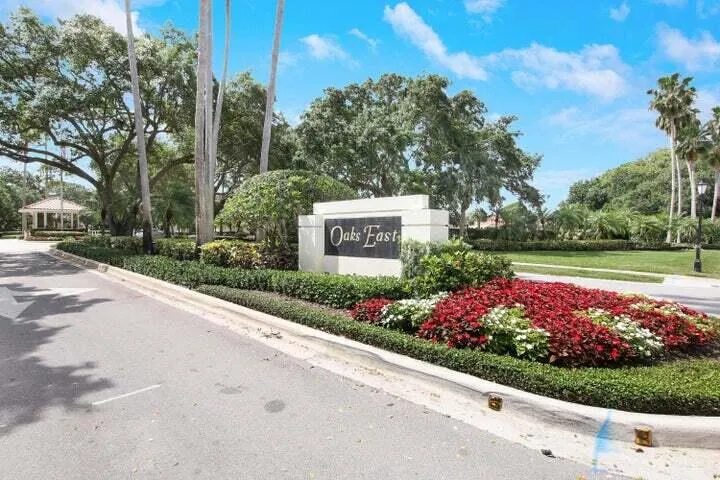 Oaks East Entryway
