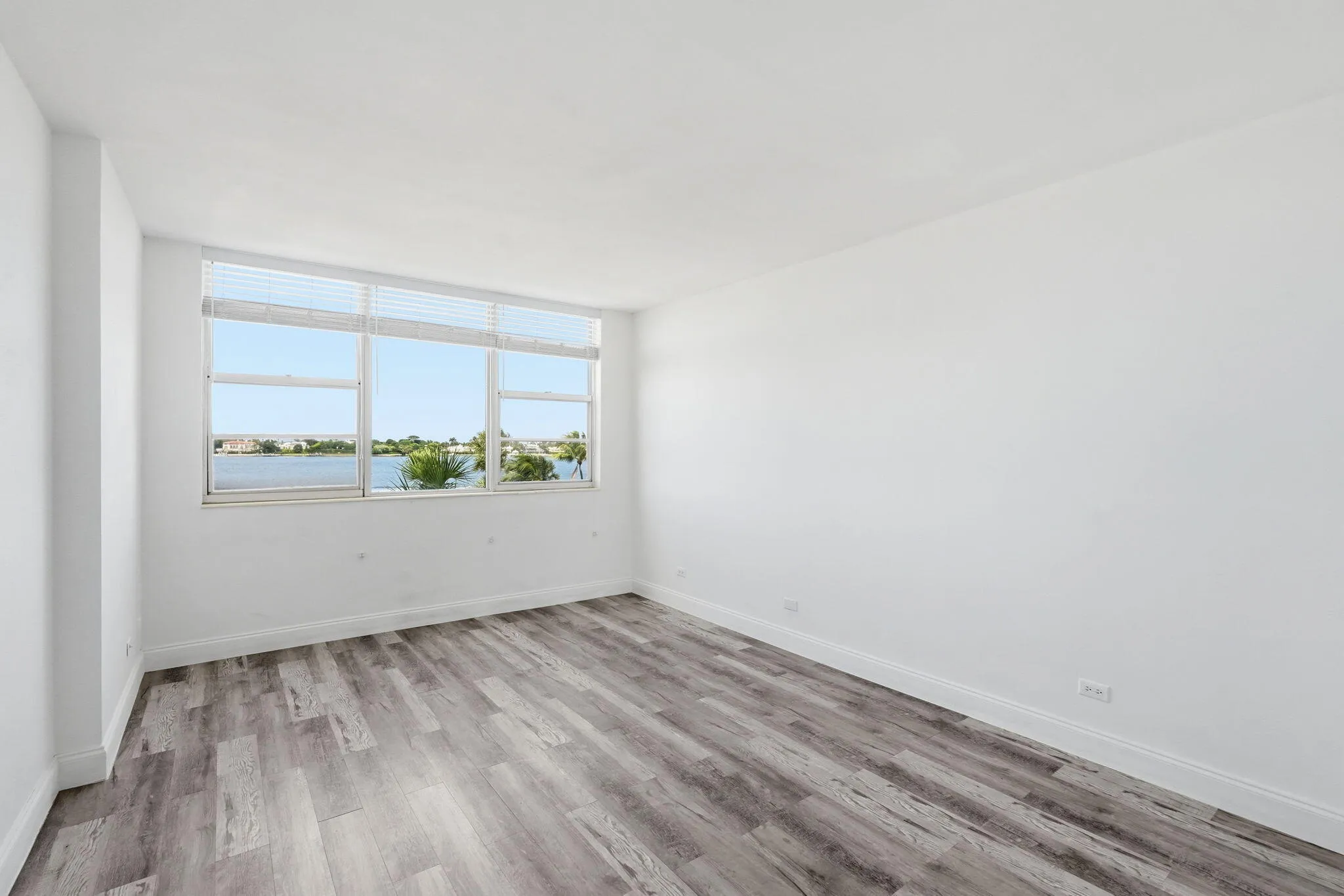 5-web-or-mls-2800_N_Flagler_Dr_Unit_410_