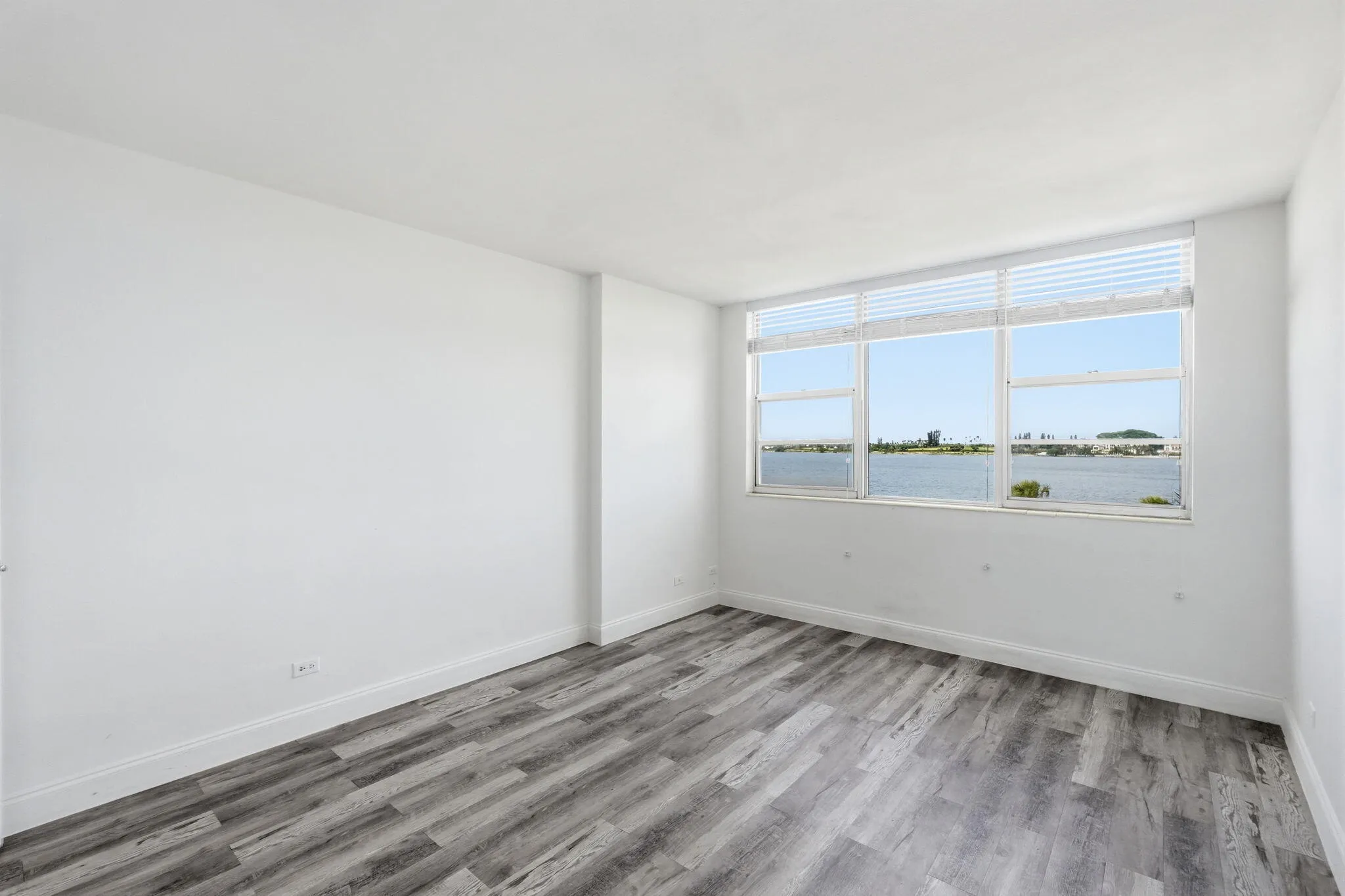 7-web-or-mls-2800_N_Flagler_Dr_Unit_410_