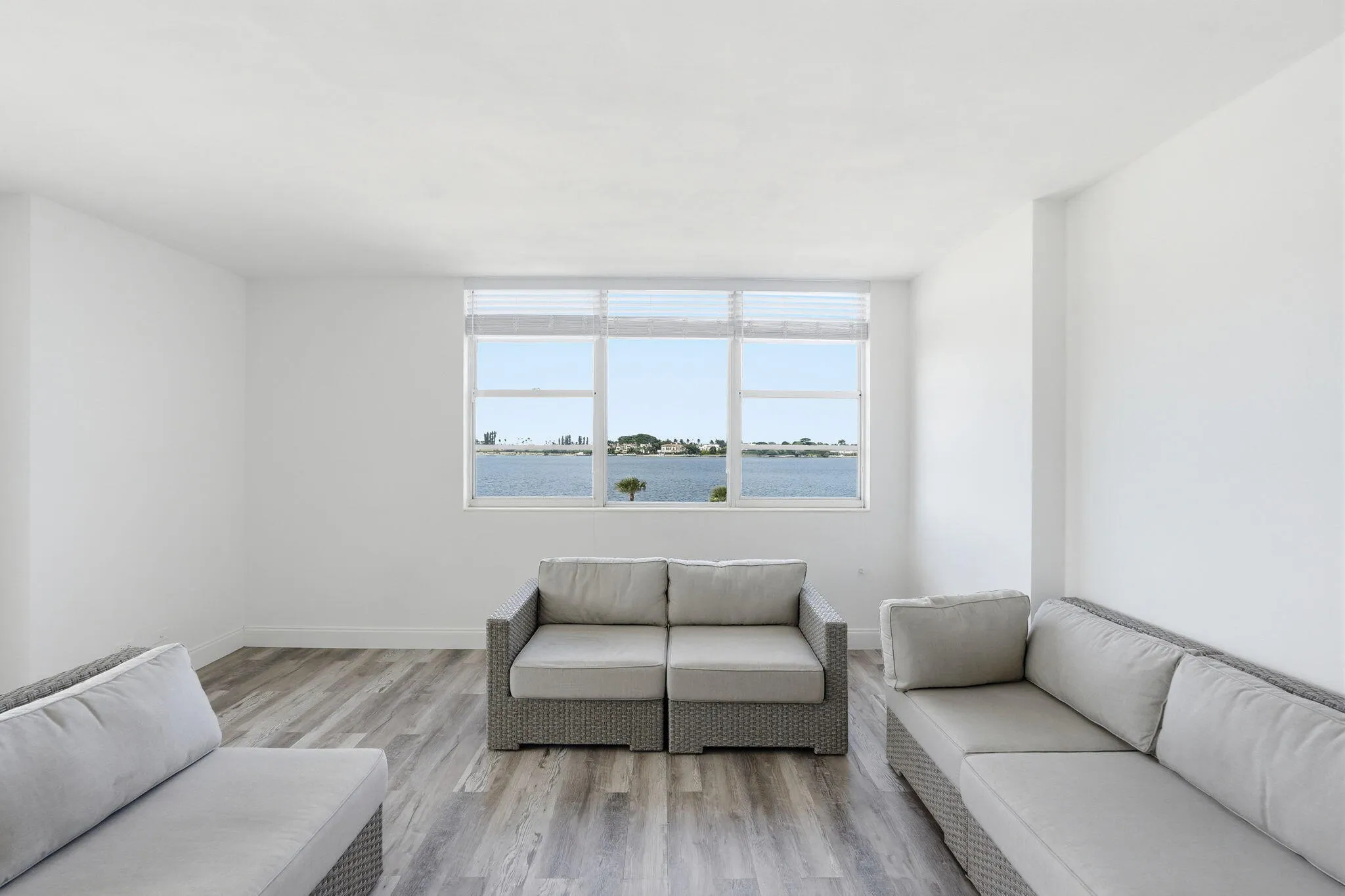14-web-or-mls-2800_N_Flagler_Dr_Unit_410