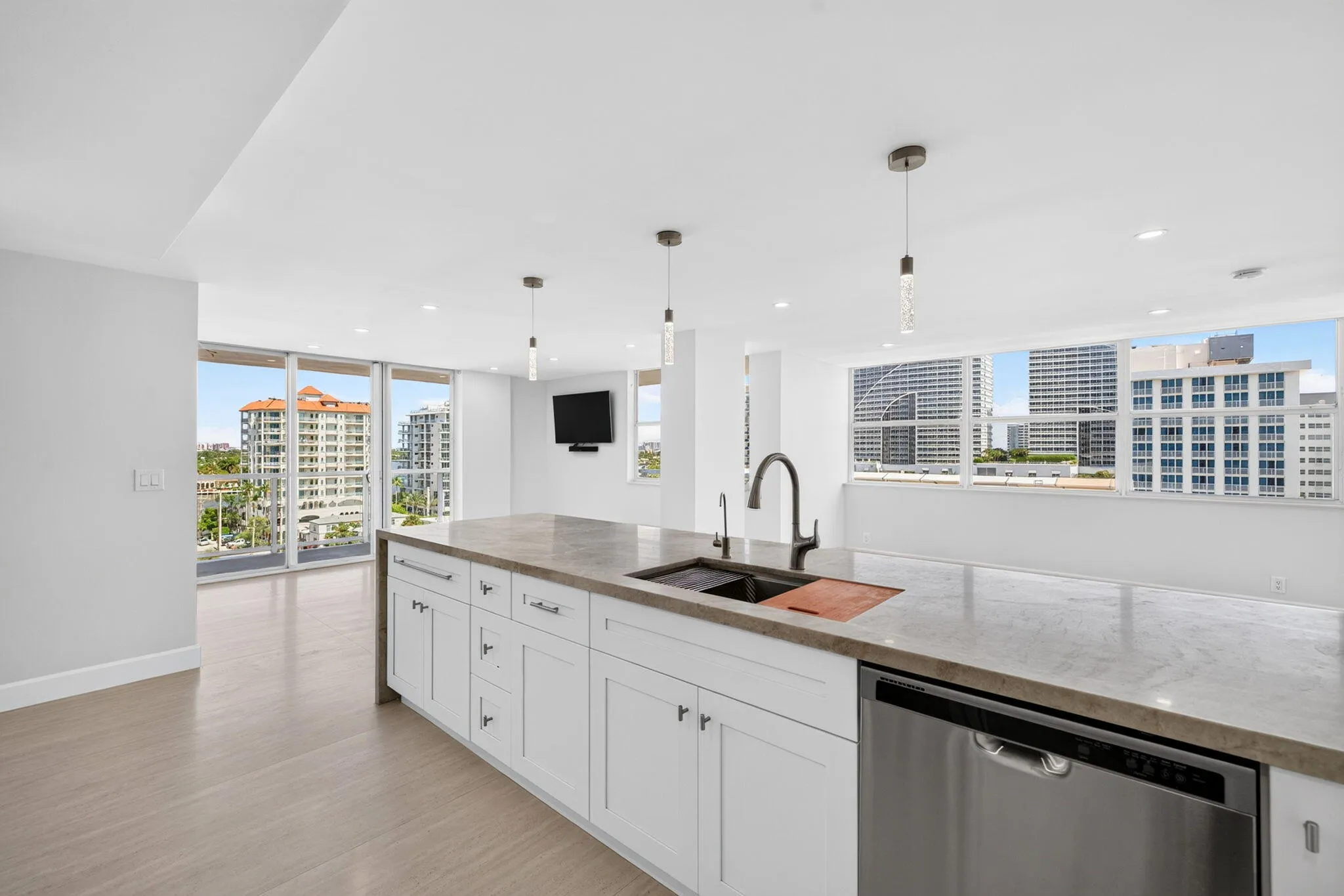 Corner unit with wraparound views