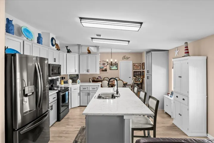 Updated kitchen w/ granite