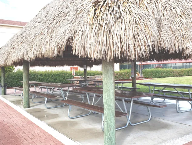 tiki hut bar bq