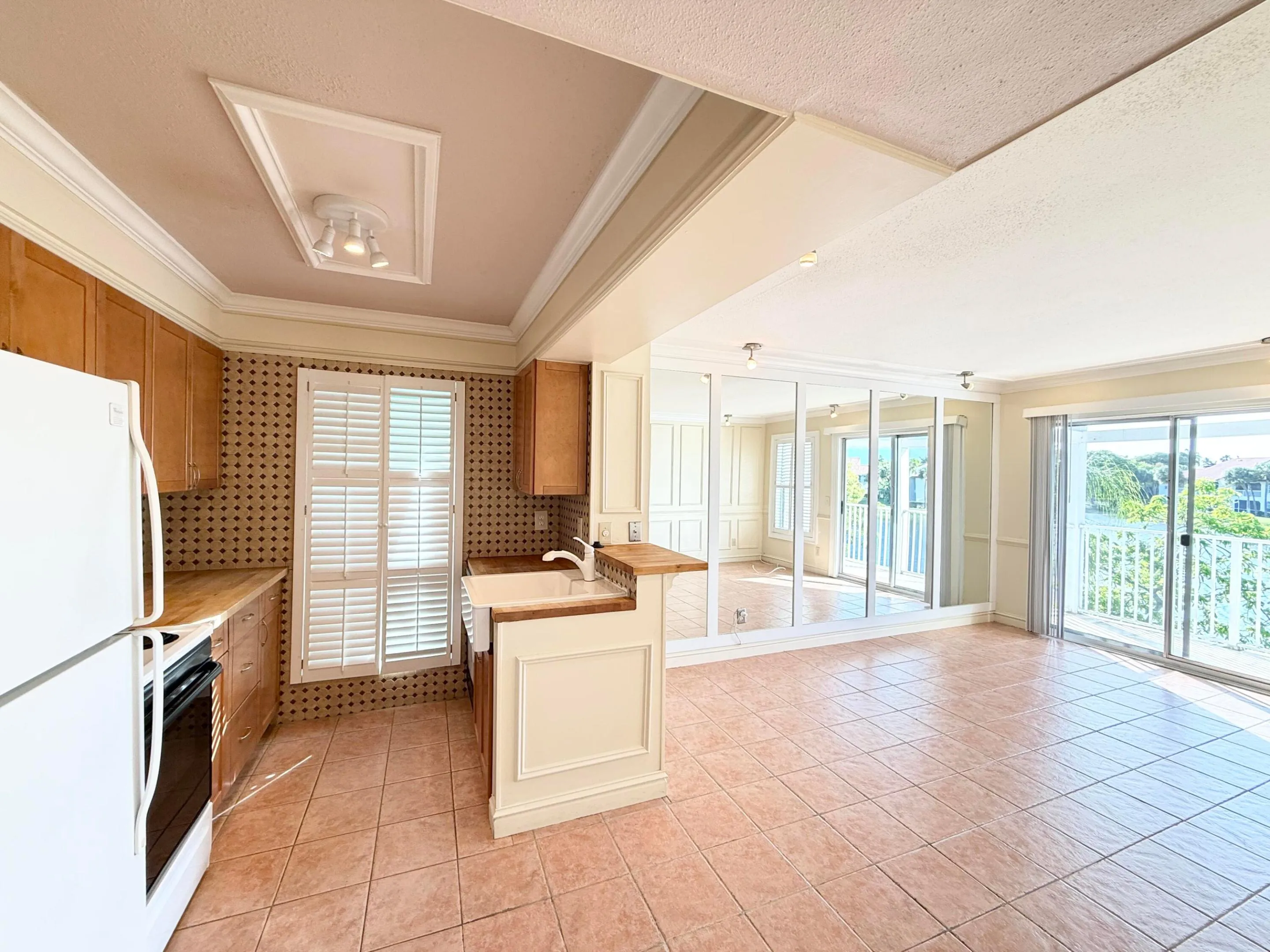 living room/ kitchen