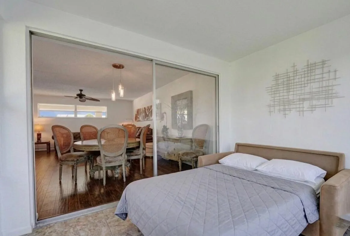 perfect area for overnight guests or office space