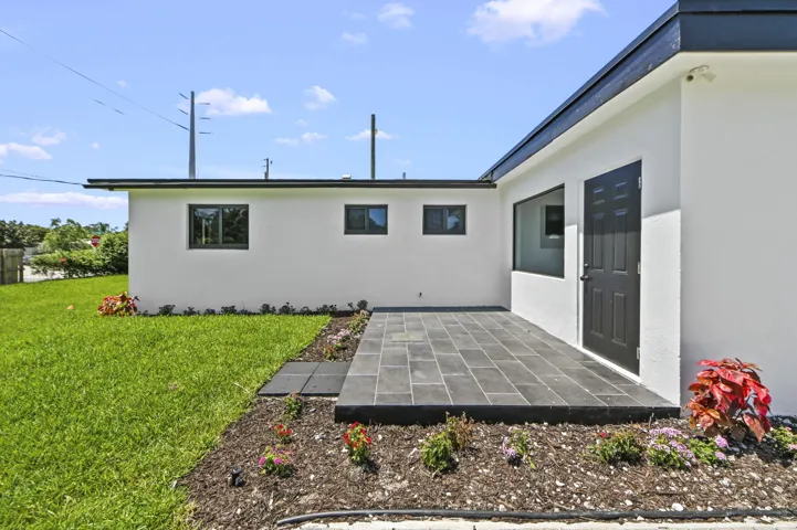 28 Backyard 02