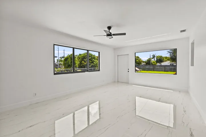 14 Family room 01