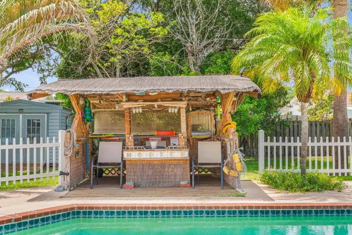 Tiki bar
