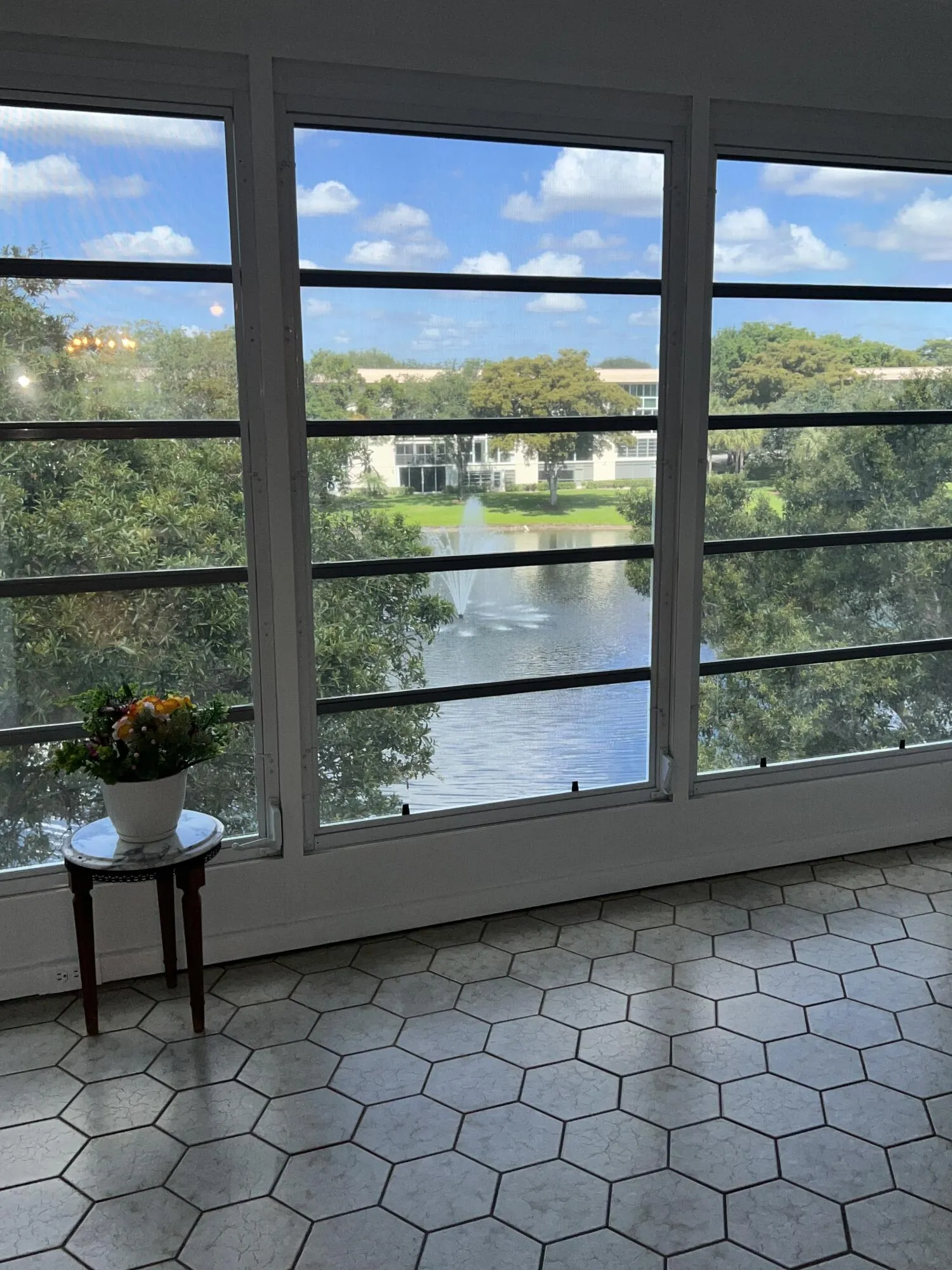 Balcony with View of Lake and Fountain!