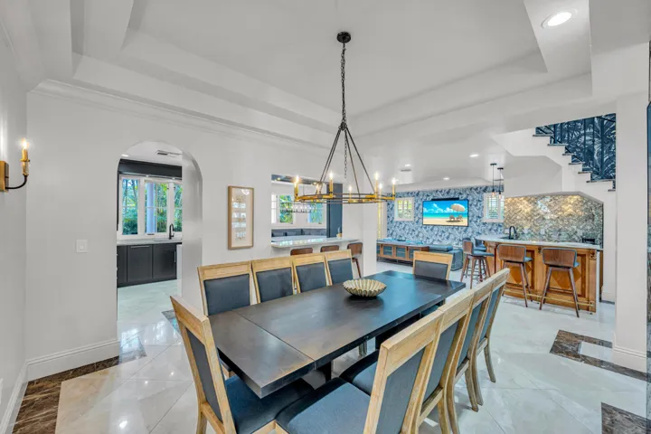 Dining table with tray ceiling