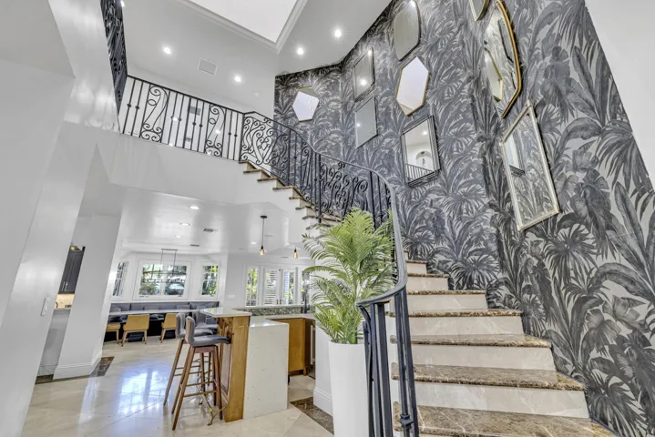 Expansive staircase leading to 3 bedrooms.
