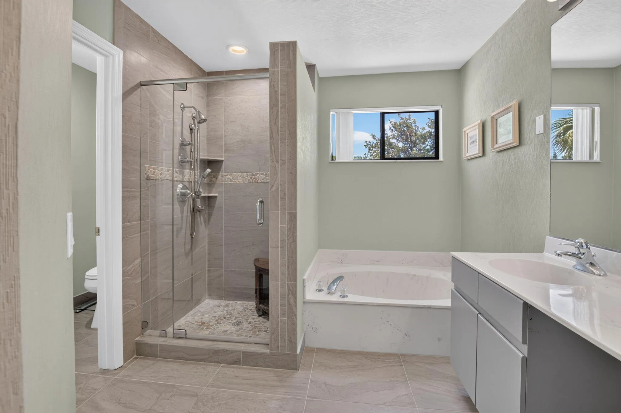 BEAUTIFUL UPDATED STEP IN SHOWER