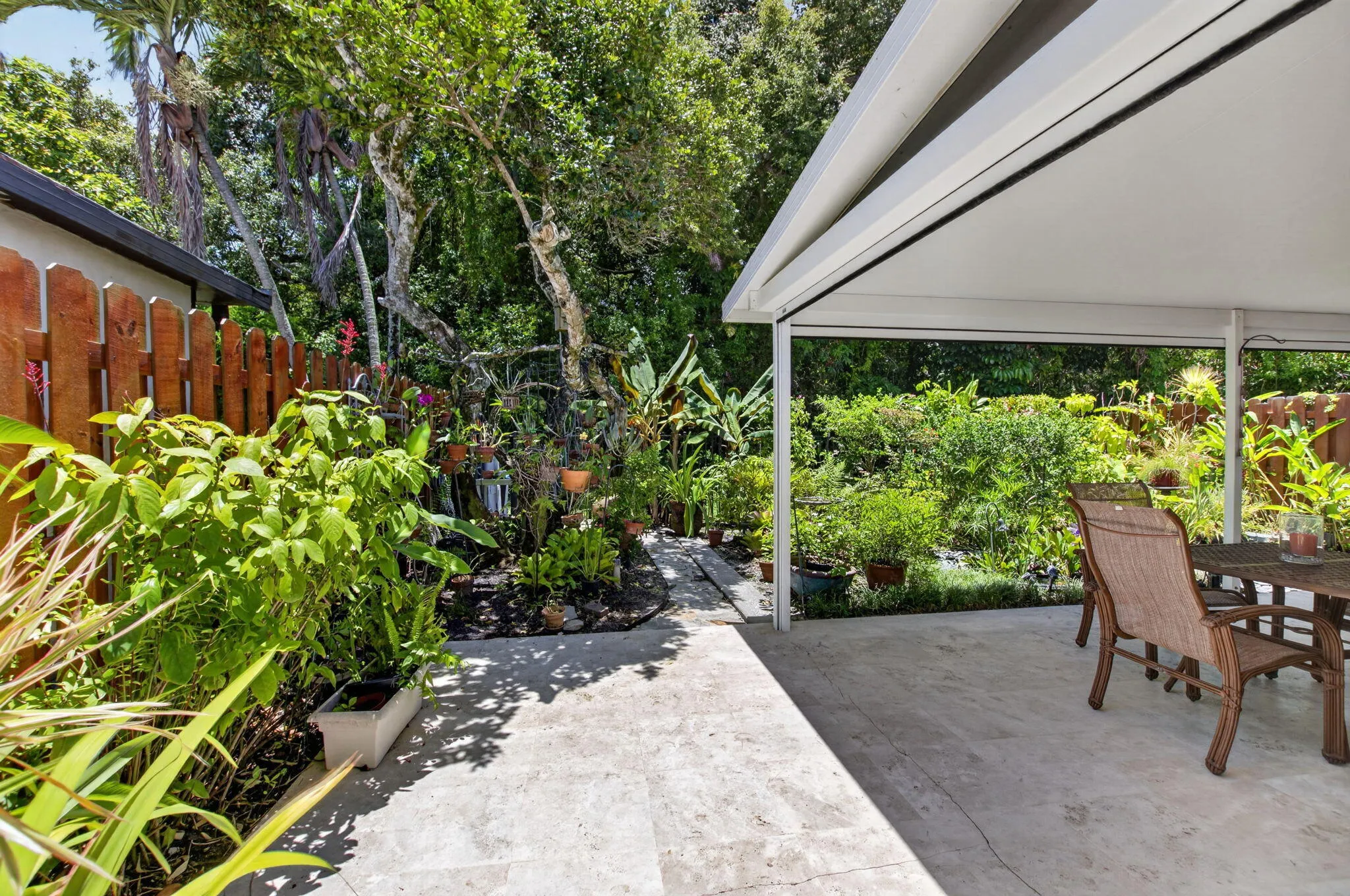 TRAVERTINE SIDE COURTYARD