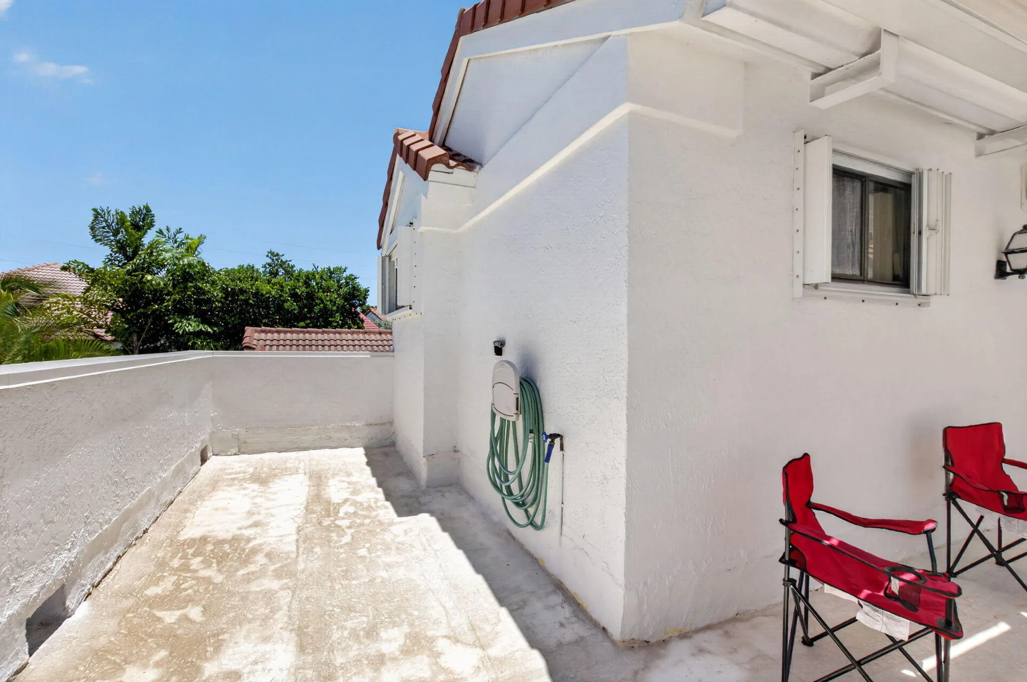 WRAP-AROUND OUTDOOR SPACE
