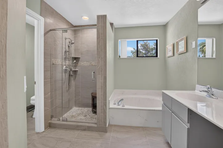 BEAUTIFUL UPDATED STEP IN SHOWER