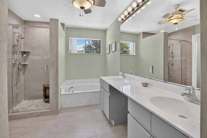 SPACIOUS BATH WITH SOAKING TUB