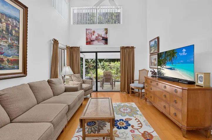 LIGHT FILLED LIVING AREA