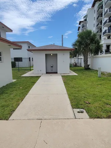 Pool house, bathrooms