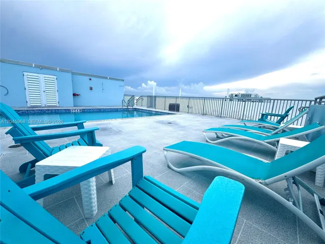 LOUNGE CHAIRS TO SOAK UP THE SUN AND RELAX