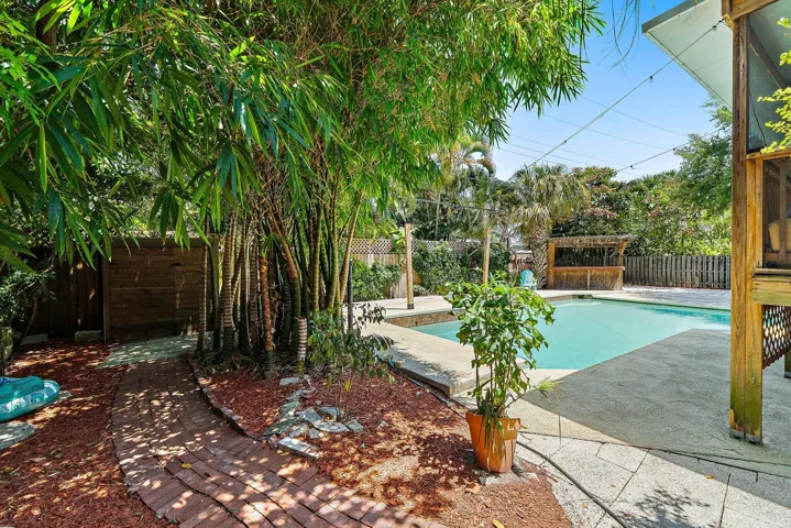 061-1429CrestDr-LakeWorth-SMALL