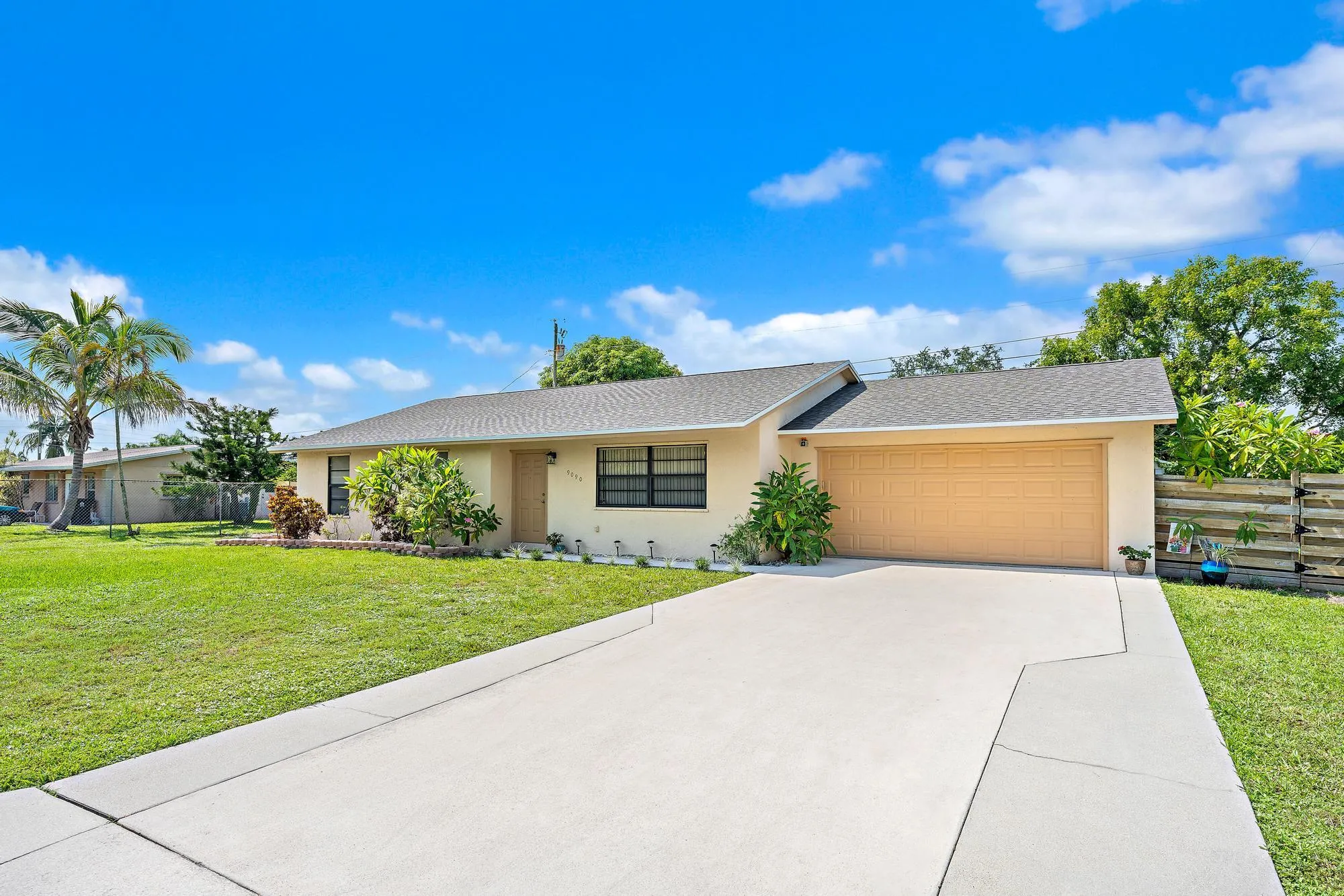 Front-extended driveway